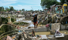Un habitant parcourt les décombres de maisons dévastées par le typhon  Kalmaegi à Talisay, dans la province philippine de Cebu, le 5 novembre 2025 ( AFP / Jam STA ROSA )