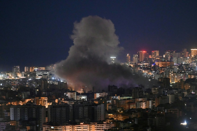 De la fumée s'échappe d'un site frappé par une attaque aérienne israélienne au sud de Beyrouth le 5 mars 2026 ( AFP / FADEL itani )