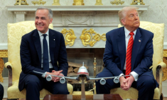 Le Premier ministre canadien Mark Carney (gauche) et le président américain Donald Trump lors d'une rencontre à la Maison Blanche le 6 mai 2025. ( GETTY IMAGES NORTH AMERICA / Anna Moneymaker )