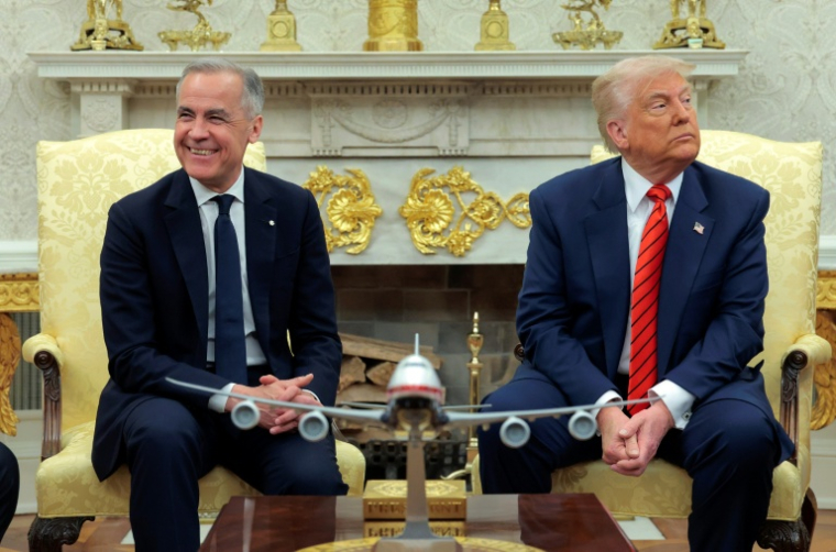 Le Premier ministre canadien Mark Carney (gauche) et le président américain Donald Trump lors d'une rencontre à la Maison Blanche le 6 mai 2025. ( GETTY IMAGES NORTH AMERICA / Anna Moneymaker )