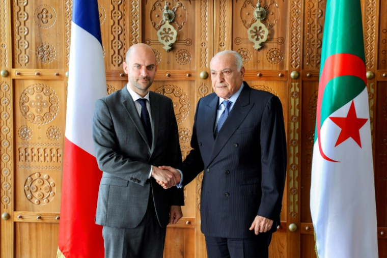 Photo fournie par le ministère français des Affaites étrangères montrant le ministre Jean-Noël Barrot (G) serrant la main de son homologue algérien Ahmed Attaf le 6 avril 2025 à Alger ( FRANCE'S MINISTRY OF EUROPE AND FOREIGN AFFAIRS / Philemon HENRY )