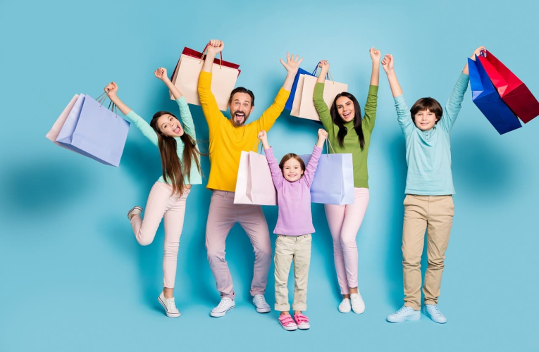 (Crédits photo : Adobe Stock - Famille heureuse de faire des affaires sur The Corner)