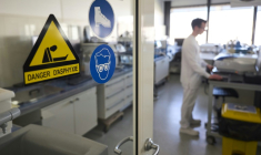 Un technicien procède à des analyses dans le laboratoire central d'analyse des contrefaçons de Sanofi, le 18 mars 2025 à Tours ( AFP / GUILLAUME SOUVANT )