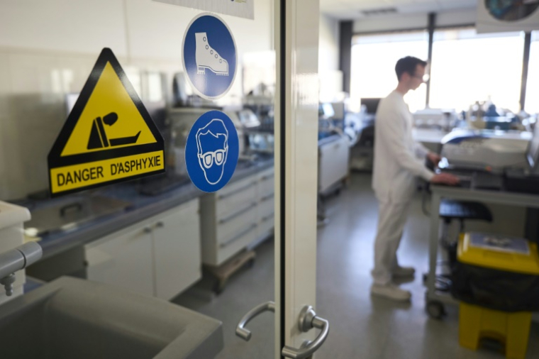 Un technicien procède à des analyses dans le laboratoire central d'analyse des contrefaçons de Sanofi, le 18 mars 2025 à Tours ( AFP / GUILLAUME SOUVANT )