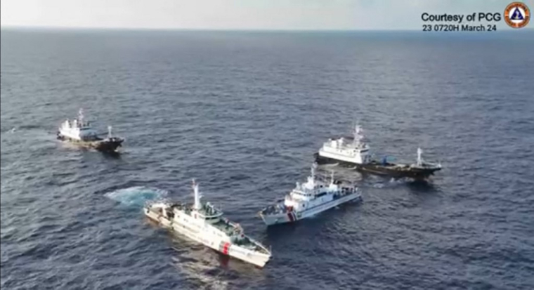 Des navires des gardes-côtes philippins et chinois, filmés au cours d'un incident en mer de Chine méridionale, le 23 mars 2024. ( Philippine Coast Guard (PCG) / HANDOUT )