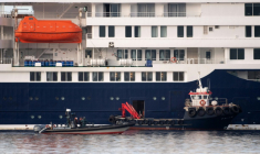 Des embarcations destinées à l'évacuation des passagers du MV Hondius croisent à proximité du navire, le 10 mai 2026 sur l'île de Ténérife ( AFP / JORGE GUERRERO )