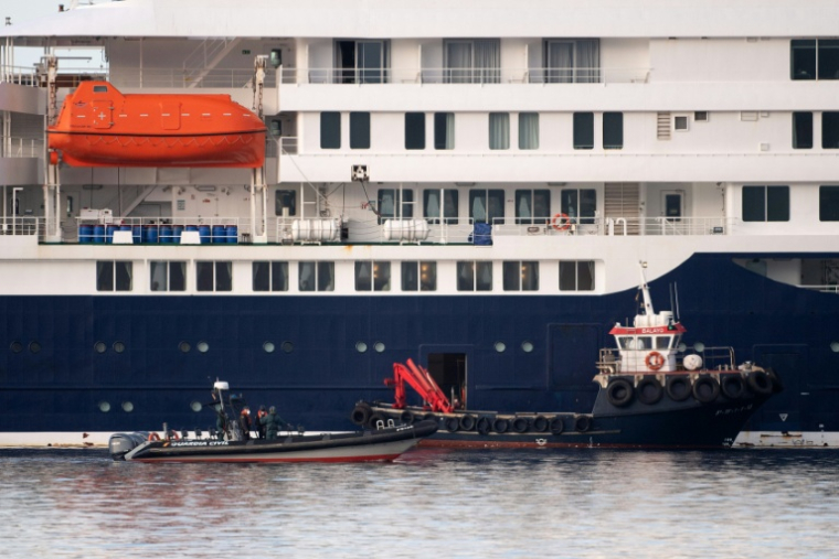 Des embarcations destinées à l'évacuation des passagers du MV Hondius croisent à proximité du navire, le 10 mai 2026 sur l'île de Ténérife ( AFP / JORGE GUERRERO )