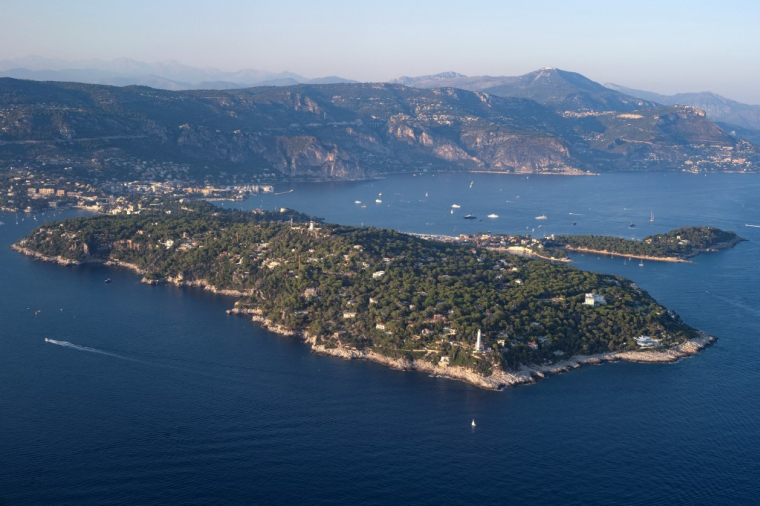 Avec 15.819 euros le mètre carré au 1er juin 2024, Saint-Jean-Cap-Ferrat est la deuxième commune la plus chère de France (illustration) ( AFP / VALERY HACHE )