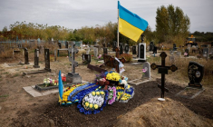Une tombe décorée dans un cimetière en dehors de Hroza, en Ukraine