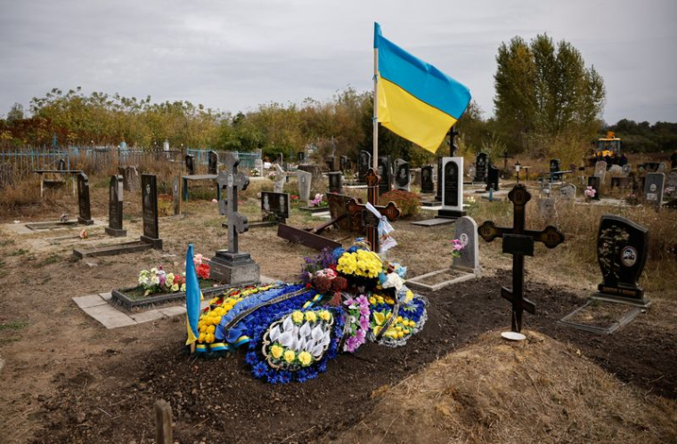 Une tombe décorée dans un cimetière en dehors de Hroza, en Ukraine