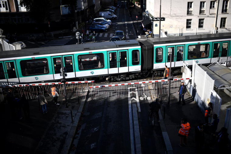 ( AFP / CHRISTOPHE ARCHAMBAULT )