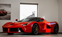 ferrari (Crédit: Joshua Koblin / Unsplash)