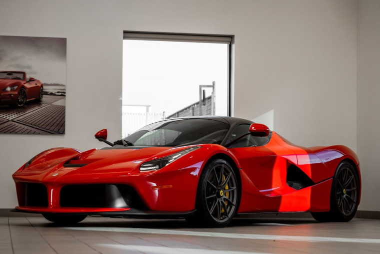 ferrari (crédit photo : Unsplash / Joshua Koblin )