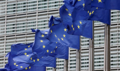 Des drapeaux de l"Union européenne flottent devant le siège de la Commission européenne à Bruxelles