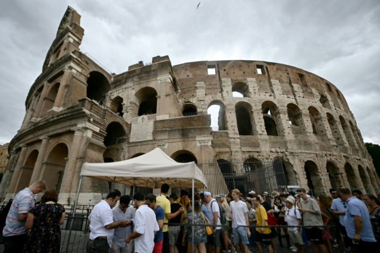 Des touristes font la queue pour visiter le Colisée le 3 juillet 2024 à Rome ( AFP / Filippo MONTEFORTE )