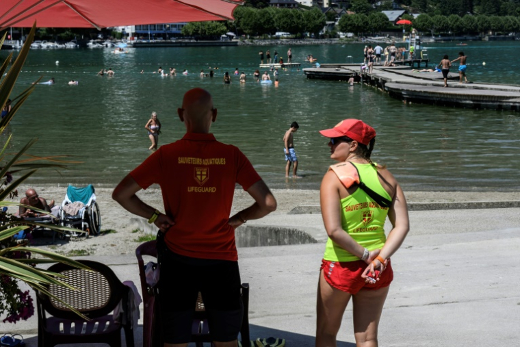 Des sauveteurs surveillent les baigneurs sur la plage municipale du Bourget-du-Lac, , en Savoie, le 8 août 2025 ( AFP / JEAN-PHILIPPE KSIAZEK )
