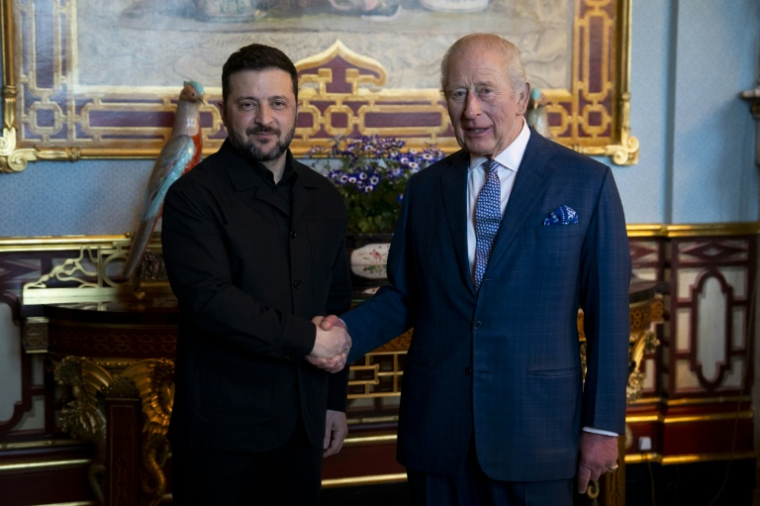 Le roi Charles III de Grande-Bretagne et le président ukrainien Volodymyr Zelensky lors d'une audience privée au palais de Buckingham à Londres, le 17 mars 2026 ( POOL / Aaron Chown )