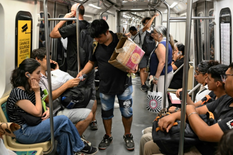 Un vendeur de sacs poubelle dans le métro de Buenos Aires, le 10 février 2026 ( AFP / Luis ROBAYO )