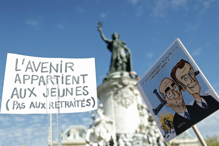 Des pancartes pendant une manifestation lycéenne à Paris le 6 octobre 2026 ( AFP / GEOFFROY VAN DER HASSELT )