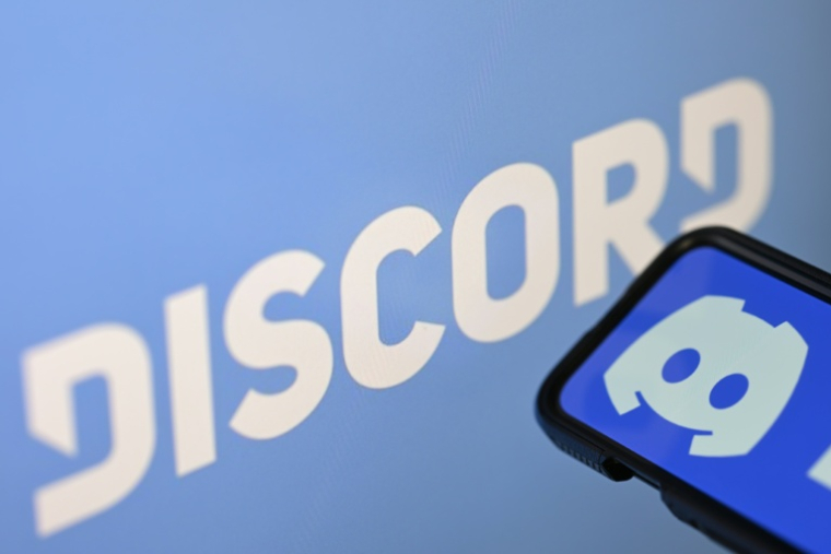 Photo d'illustration du logo de la société américaine Discord affiché sur un smartphone et un écran à Rio de Janeiro, au Brésil, le 12 août 2026 ( AFP / MAURO PIMENTEL )