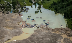 Vue aérienne des restes du village de Blatten submergé par un lac artificiel, trois jours après l'effondrement du glacier du Birch et un glissement de terrain, le 31 mai 2025 dans les Alpes suisses ( AFP / Fabrice COFFRINI )