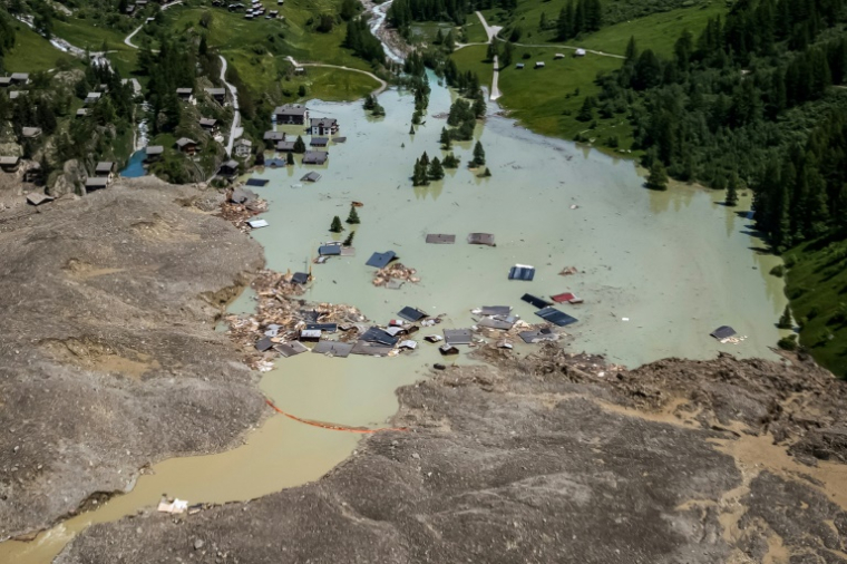 Vue aérienne des restes du village de Blatten submergé par un lac artificiel, trois jours après l'effondrement du glacier du Birch et un glissement de terrain, le 31 mai 2025 dans les Alpes suisses ( AFP / Fabrice COFFRINI )