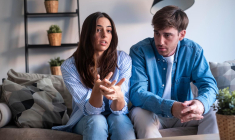 Il est possible de dénoncer un compte joint sans l’accord de son conjoint, mais certaines obligations financières subsistent ( Shutterstock )