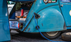 La mythique Citroën 2CV, revient en version électrique. Après la DS, que dit le retour de cette icône française? (crédit: Adobe Stock)