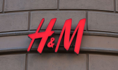 Un logo H&M devant une boutique à Moscou