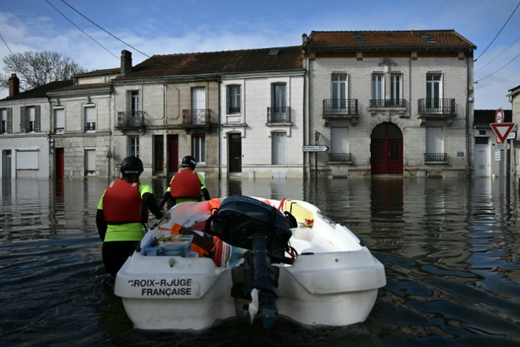 Des membres de la brigade nautique de la Croix-Rouge venus soutenir les sinistrés à leur domicile à Saintes, le 23 février 2026 ( AFP / Philippe LOPEZ )