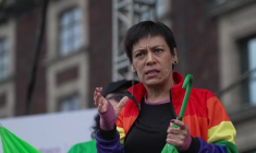 Des Mexicains forment un immense drapeau LGBT pour le Mois des Fiertés