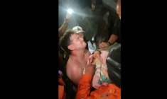 Une capture d'écran tirée d'une vidéo publiée sur Instagram le 26 juin 2026 montre un nouveau-né extrait vivant des décombres dans la ville de La Guaira, au Venezuela, après que deux séismes ont frappé le pays ( UGC / Andreina Quintero / -UGC )