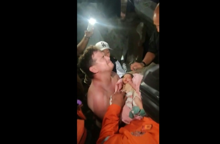 Une capture d'écran tirée d'une vidéo publiée sur Instagram le 26 juin 2026 montre un nouveau-né extrait vivant des décombres dans la ville de La Guaira, au Venezuela, après que deux séismes ont frappé le pays ( UGC / Andreina Quintero / -UGC )