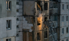 Des secouristes ukrainiens interviennent sur un immeuble résidentiel endommagé à la suite d'une frappe russe à Kiev, le 3 septembre 2026 ( AFP / Vladyslav Musiienko )
