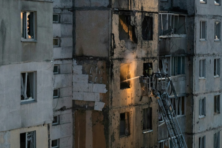 Des secouristes sur le site d'un immeuble résidentiel endommagé par une frappe russe à Kiev, le 3 septembre 2026 en Ukraine ( AFP / Vladyslav Musiienko )