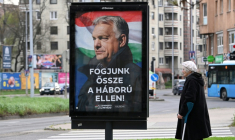 Une affiche électorale du Premier ministre hongrois Viktor Orban "Unissons-nous contre la guerre", le 27 mars 2026 à Budapest, avant les élections législatives du 12 avril 2026 ( AFP / ATTILA KISBENEDEK )