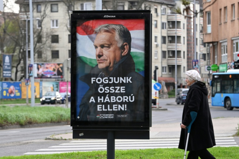 Une affiche électorale du Premier ministre hongrois Viktor Orban "Unissons-nous contre la guerre", le 27 mars 2026 à Budapest, avant les élections législatives du 12 avril 2026 ( AFP / ATTILA KISBENEDEK )