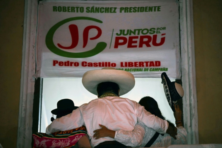 Le candidat de gauche à la présidentielle Roberto Sanchez au balcon du siège de sa campagne après une marche de protestation à Lima, le 19 juin 2026, pour exiger la transparence dans le dépouillement du second tour. ( AFP / ERNESTO BENAVIDES )