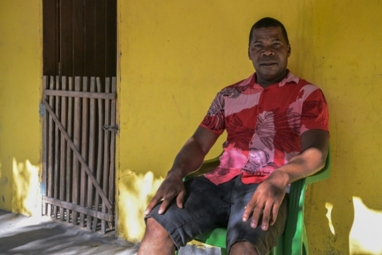 Walter dos Santos, habitant du quilombo Piqui da Rampa, devant sa maison lors d'un entretien avec l'AFP à Vargem Grande, dans l'État du Maranhao, dans le nord-est du Brésil, le 13 octobre 2026 ( AFP / Nelson ALMEIDA )