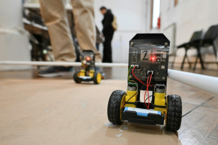 Des robots construits à partir de composants électroniques recyclés lors de la 3e Rencontre fédérale Cyberciruja à Buenos Aires, le 16 août 2025 en Argentine ( AFP / Luis ROBAYO )