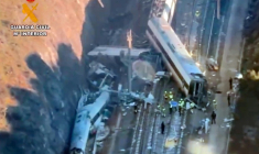 Image extraite d'une vidéo diffusée le 19 janvier 2026 par la Guardia Civil espagnole, montrant des secouristes sur le lieu du déraillement d'un train à grande vitesse Iryo, percuté par un autre train, à Adamuz, dans le sud de l'Espagne ( Guardia Civil / Handout )