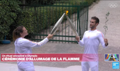 La nageuse Laure Manaudou, première relayeuse française de la flamme olympique