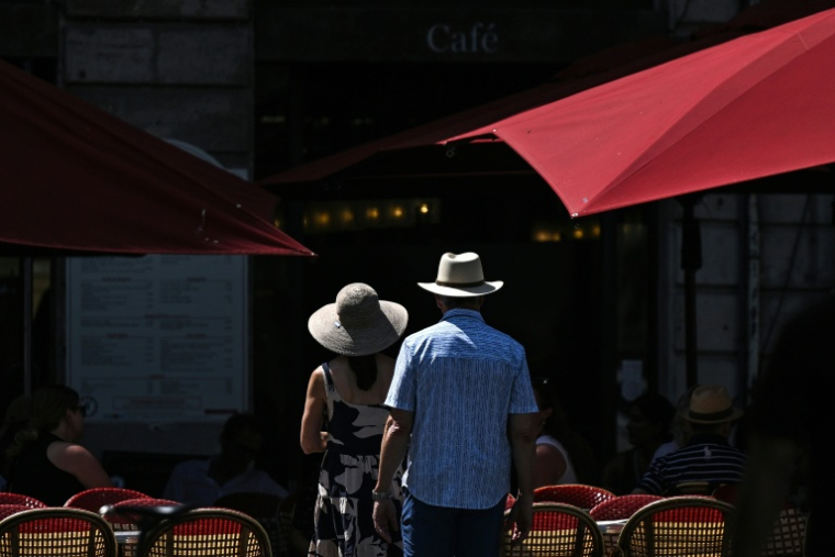 Un couple se déplace en pleine canicule à Bordeaux, le 25 juin 2026 ( AFP / Christophe ARCHAMBAULT )