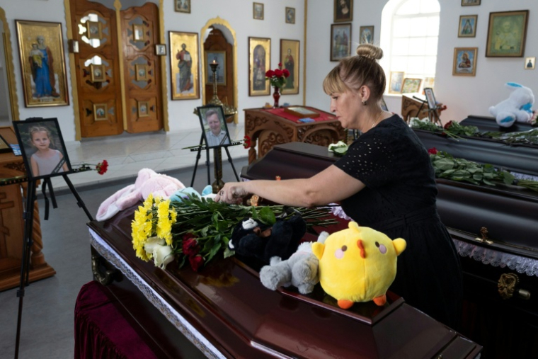 Des fleurs et peluches recouvrent le cercueil d'un des membres d'une famille décimée par une frappe russe, lors des obsèques à Kryvyi Rig, dans le centre de l'Ukraine, le 3 août 2026 ( AFP / Serhii Okunev )