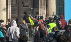 Image tirée d’une vidéo de l’AFP montrant des manifestants forçant l’ouverture d’une porte pour pénétrer dans l’hôtel de ville de Marseille, lors d’une manifestation contre la vie chère, le 17 octobre 2026 ( AFP / Viken KANTARCI )