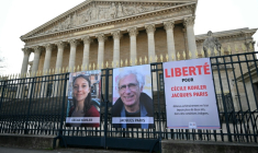Les portraits de Cécile Kohler et Jacques Paris devant l'Assemblée nationale à Paris, le 25 mars 2025 ( AFP / Bertrand GUAY )