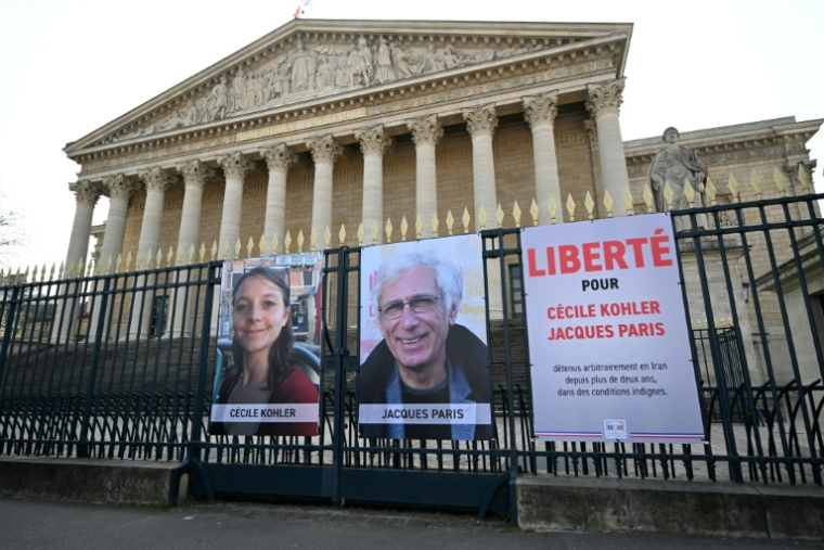 Les portraits de Cécile Kohler et Jacques Paris devant l'Assemblée nationale à Paris, le 25 mars 2025 ( AFP / Bertrand GUAY )