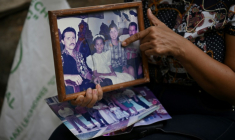 Marlene Niño montre sa sœur, décédée lors du séisme du 10 août, sur une photo de famille retrouvée parmi les objets récupérés dans le complexe résidentiel Torres del Limonar, au sud de Cali, en Colombie, le 16 août 2026 ( AFP / Raul ARBOLEDA )