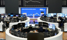 Le graphique de l'indice des prix des actions allemand DAX est affiché à la bourse de Francfort, Allemagne