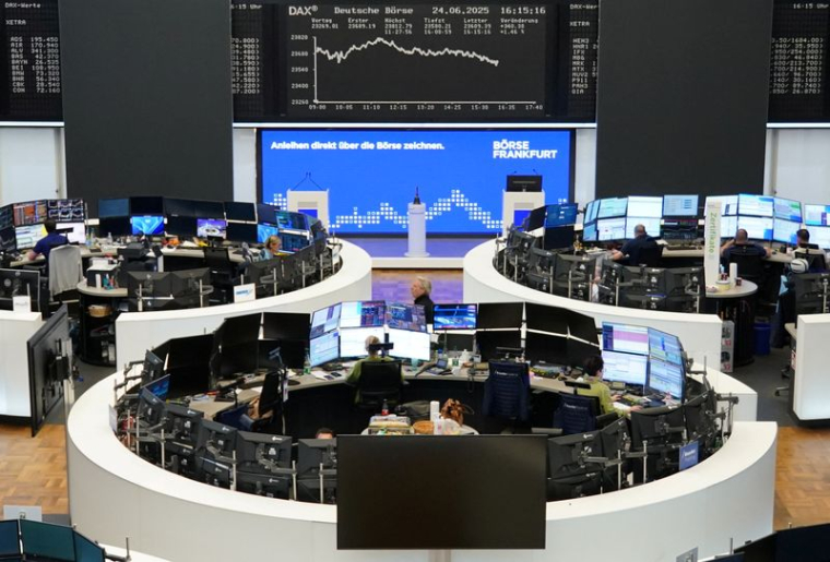 Le graphique de l'indice des prix des actions allemand DAX est affiché à la bourse de Francfort, Allemagne
